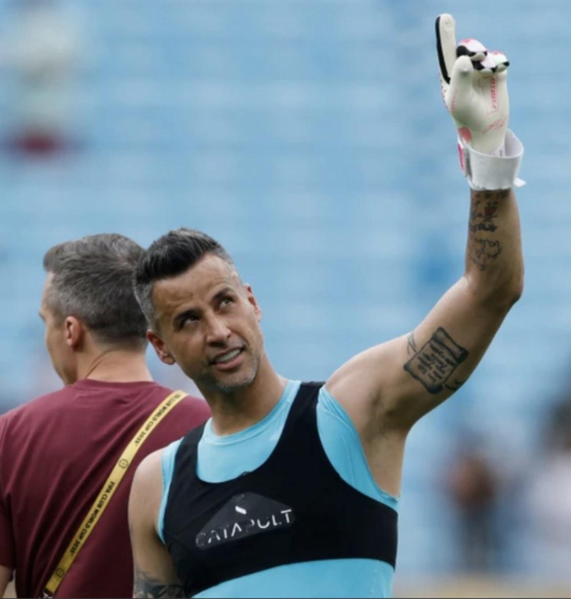 大度,彼特-希尔顿祝贺法比奥打破了自己的正式比赛出场纪录