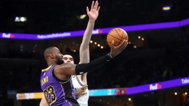 1730972231756034179.png 注册观看-没戴维斯真不行!39岁詹姆斯狂砍39分却独木难支