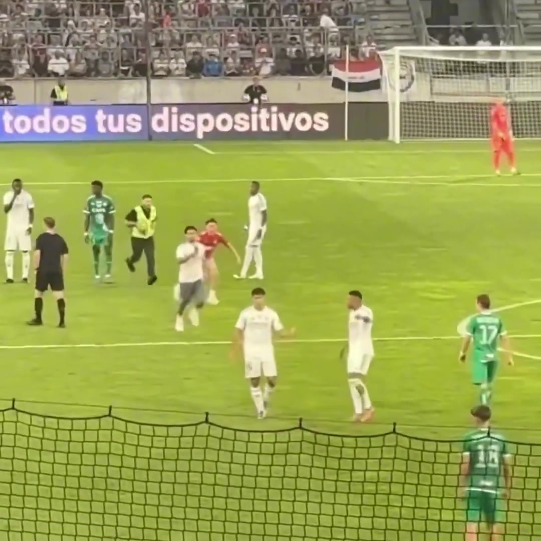 球迷闯入球场求合影 姆巴佩暖心制止保安配合拍照